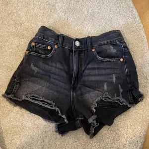  Shorts som typ bara legat i garderoben, har använt ungefär två gånger köpte fel storlek!