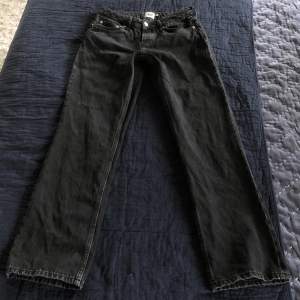 Jättesnygga lågmidjade jeans ifrån lager!!💋Orginalpris: 399kr säljer för 199 kr. Nästan helt oanvända❤️