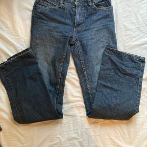 Låga jeans som passar xs-s. Köpte secondhand o tyvärr blivit för små