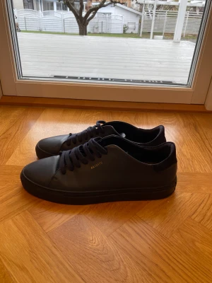 Axel Arigato Skor - Säljer dessa riktigt snygga Arigato skorna. Skorna är sparsamt använda. Rensar garderoben och vill bli av med allt, där av priset👊 Nypris: 2000kr. Köpare står för frakt.