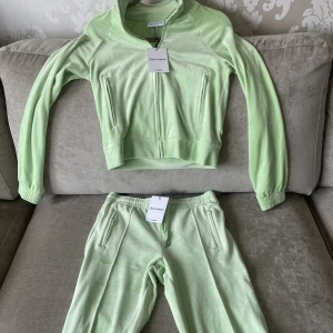 JUICY COUTURE set - Jag säljer ett helt nytt lime grönt juicy set i storlek S. Etikett kvar. Inga defekter då jag aldrig haft på mig de. Juicy loggan på baksidan både på tröja och byxa.  Hela setet för 950 kr. Endast tröja 500 och endast byxa 500.  Skriv till mig för frågor💞