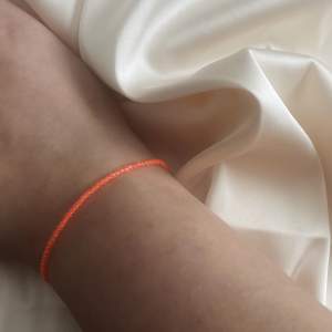 Handgjort armband i orange.