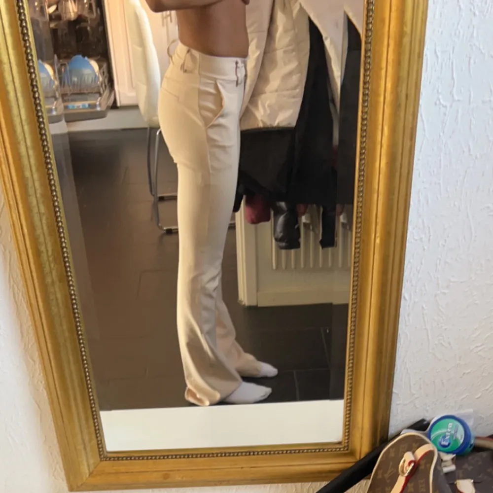 Fina lågmidjade kostymbyxor från design by si 🫶 Köpta för 484kr och priset är diskuterbart !. Jeans & Byxor.