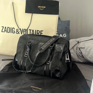 Zadig & Voltaire ”Tote Bag” - hej, säljer sjukt cool printad tote bag från Zadig & Voltaire. Svart leopard printad med väskans material som är i mocka samt läder. Det finns axelremm som går att koppla bort om det skulle önskas. Sjukt rimlig och smidig Tote Bag samt unik. Og pris: 5900