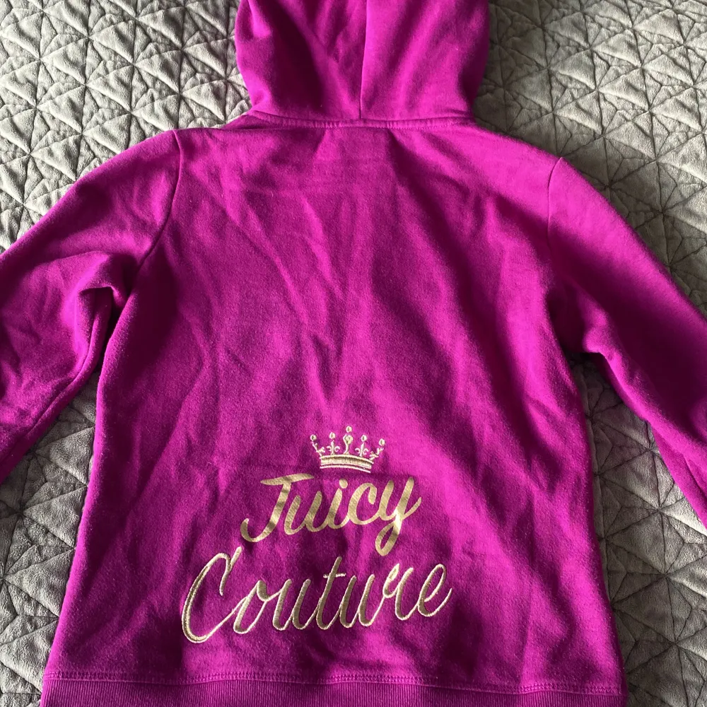 Lila juciycouture hoodie, tryck på fram o baksida🫶🏼 XL/16 men passar en XS/S ☺️ Använt skick, sälj pågrund av för liten storlek😇. Tröjor & Koftor.