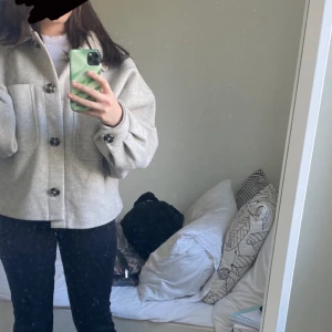 NAKD oversize kappa - Köpte denna förra året och har använt den ett par gånger, men kommer knappt till användning så vill gärna sälja den. Ordinarie pris är 699kr men ska starta priset med 400kr, om du är intresserad utav att köpa, skriv!