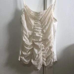 Ruffled vitange vit linne  - Ruffled vintage vit linne 