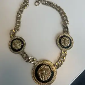 Versace halsband 100kr