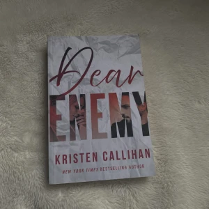 Romans bok - En romans bok på engelska. Enemies to lovers och childhood friends. Ryggen är lite bruten men den är i ett bra skick. 