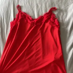 Rött linne med spets, stretchigt material  
