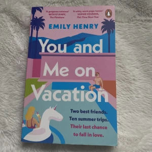 Engelsk bok. - En mysig bok på engelska. Perfekt för sommaren. Ca 360 sidor. Är i okej skick. 