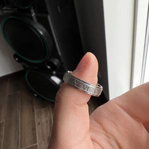 Rostfritt stål silver ring med romerska siffror.  Ej använd bara testad, säljs för den är för stor.  Strl S i män så kanske sitter lite större på tjejer. 