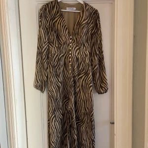 Adoore Paris  - Från adoore, fint skick! Endast använd fåtal gånger. Nypris 1495kr  Storlek 38 Upphämtning i Alvik eller så kan jag frakta💓 Säljer åt min mamma så kan inte säga något angående passform, men hon tycker att den är normal i storlek! 