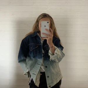 Jeansjacka Levis  - Säljer min snygga retro jeansjacka från Levis. Storlek XL, men sitter snyggt på mig som är en S. Unik och bra skick! 