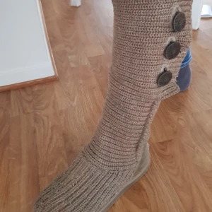 Uggs  - Säljer mina Uggs använder ej dom syns att de är använda därför de låga priset mjuk och skön stickad stövel man kan ha både höst vår som Nypris ligger  runt 2000  Priset är förhandlingsbart 🥰
