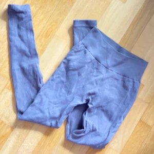 tights grå / brun - Tights / träningstights i en grå / brunaktig färg. Riktigt fint skick! 🌟 Storlek varierar eftersom de är super stretchiga. Passar mig som har allt mellan XS och M. Skriv gärna vid intresse. Pris kan alltid diskuteras 🥰 