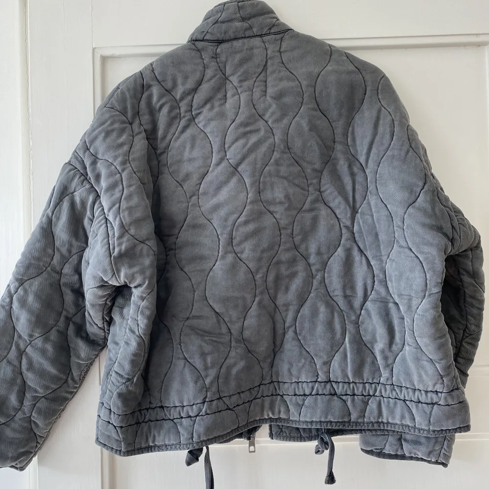 Säljer denna jacka från Zara, använd en gång! Grå sotad färg, oversized & stora fickor <3 . Jackor.