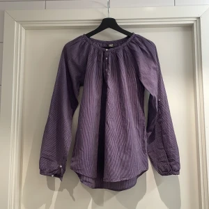 Blus - Står storlek 170 men passar även xs-s eftersom den är pösig. Pris kan diskuteras vid snabb affär!