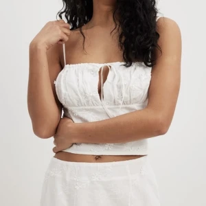 Superfint linne från Nakd,strl 36💘 - Säljer detta helt nya linne från NAKD i storlek 36💕Pris från 100 kr, hör av er vid frågor🥰 Köparen står för frakten