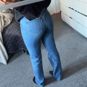 Superfin lågmidjad raka Jeans från Levis som inte kommer till användning, den är nyköpt och jag använder inte den/ inte min smak typ💞 Buda gärna, nytt pris 1199kr