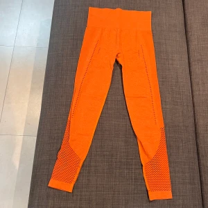 Tränings tights - Oranga tränings tights från X shape. Använda 1 gång i väldigt bra skick. Storlek S.