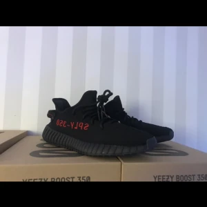 Yeezy 350 bred - Säljer ett par yeezy bred black/red i storleken us 6, Eu 38. Skorna är helt nya med låda, taggar och kvitto. Skorna är köpta på footlocker när de kom ut 2020. För mer frågor tveka inte att fråga! Mvh//André 