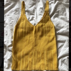 Gul topp - Fin gul topp med mönster från hm🌞 Aldrig använd och bra skick❣️  