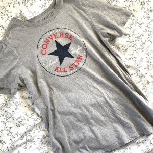 Converse tshirt - Köpte på sellpy förra året💕 väldigt bra skick!