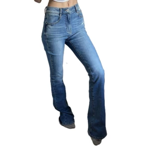 Lågmidjade MISS SIXTY jeans (prislapp kvar) - Helt oanvända miss sixty jeans! Bootcut & lowwaist! Säljer endast då dem är lite stora för mig! Skickar alltid postbevis (köparen står för frakten) & kan mötas i centrala Sthlm, ! Skriv för fler bilder/frågor 🥰 midjemått: 36cm, innerbenslängd: 86cm🥰