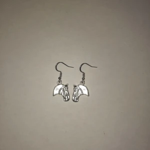Öronhengen - Nickelfria öronhengen, handgjorda