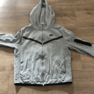 Nike teck Grå - Den blev för liten för mig så jag säljer den. 