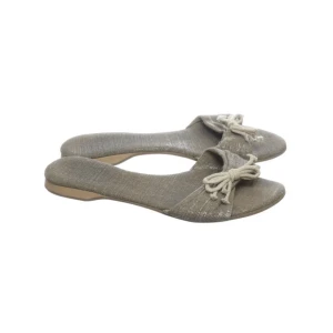 Sandaler  - Säljer dessa jättefina slip on skorna som är jättefina till sommaren, tyvärr va de för stora för mig så jag kan inte använda dom💓💓