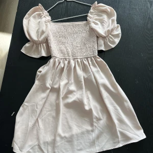 Klänning - Säljer en sommarklänning! Materialet ör typ som silkesmatrial! Skriv för mer info!💓