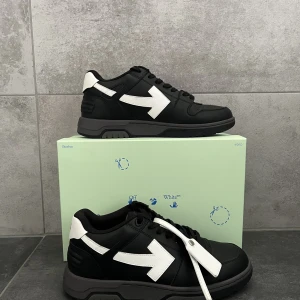 OFF-WHITE Out Of Office OOO Low Tops - Storlek 44  Pris 4000kr  Letar du efter ett par stilrena och högkvalitativa skor att uppgradera din garderob med? Vi har något som kan vara av intresse för dig! Vi erbjuder ett par Off White skor i storlek 44 som har endast använts tre gånger. Bra skick!!