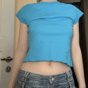 Blå T-shirt  - Säljer den här super söta blåa toppen då den inte kommer till användning🫶🏼