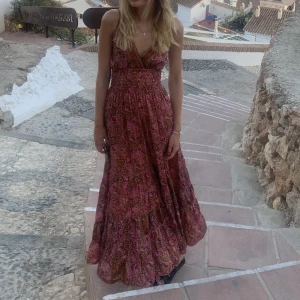 Klänning - Säljer den här superfina långklänningen som jag köpt på en liten butik i Spanien. Den har resår i midjan och ställbara axelband så passar nog strl 34-38. Jag är 176 cm lång och den går hela vägen till fötterna på mig💘