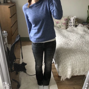Blå stickad tröja  - Fin tröja från Vero Moda! Endast använd och tvättad en gång, säljer då den inte längre kommer till användning. Sista bilden är samma modell, dock ej samma färg. Ny pris 249❤️ (använd gärna köp nu) 