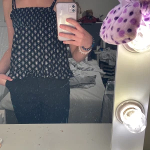 Söt volang topp  - Jag säljer min volang topp för att den har blivit för liten, den är i superbra skick och är jätte skön och fin!