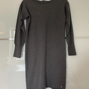 Grå stickad klänning  - Klänning från Boomerang, strl M, 100% Merino, 400 kr. Aldrig använd.