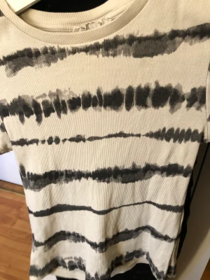 Färgad t-shirt - Använt lite ibland men inte sliten. Ungefär en fläck som inte alls syns men ska tvätta den noga så den försvinner. Ganska lös för sin storlek.