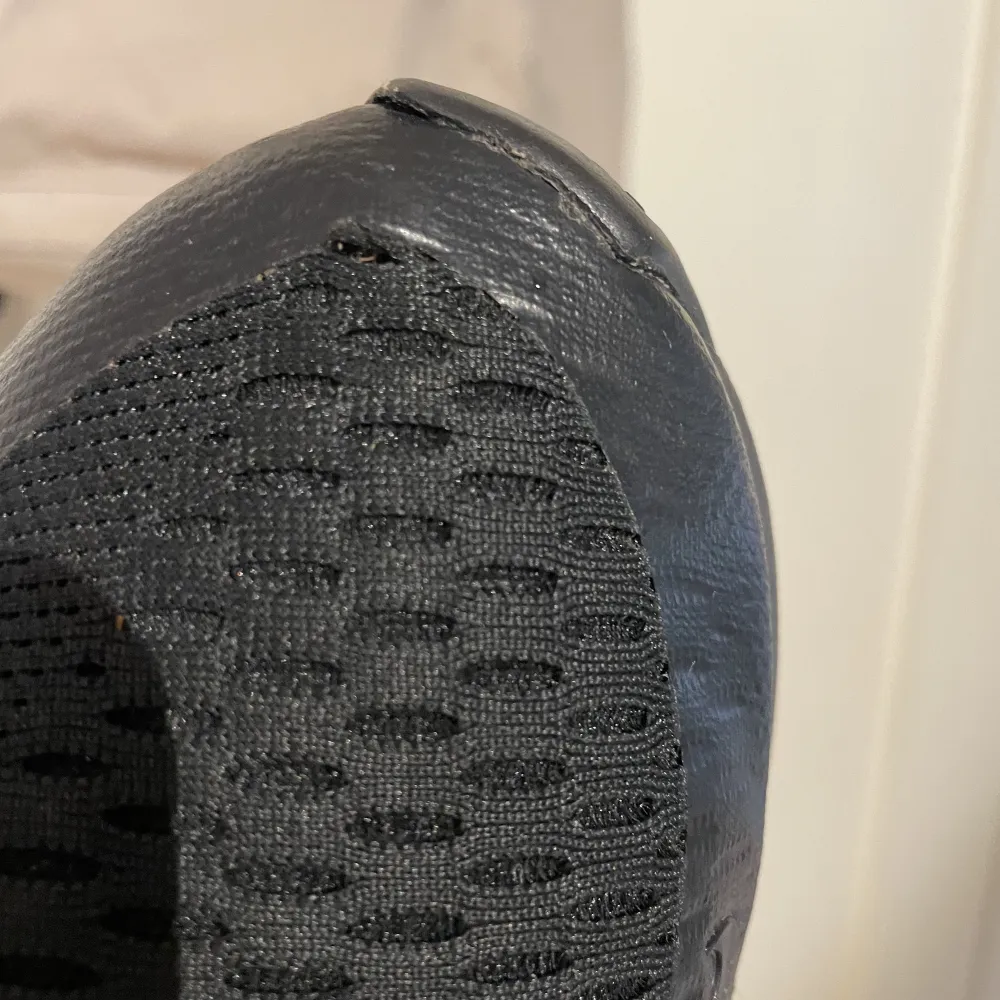 Nike air max 270 som ha några små hål och ett hål k bubblan men funkar och ser helt vanliga ut och är rena👌🏻😀👏 Priset går att diskutera😀❤️. Skor.