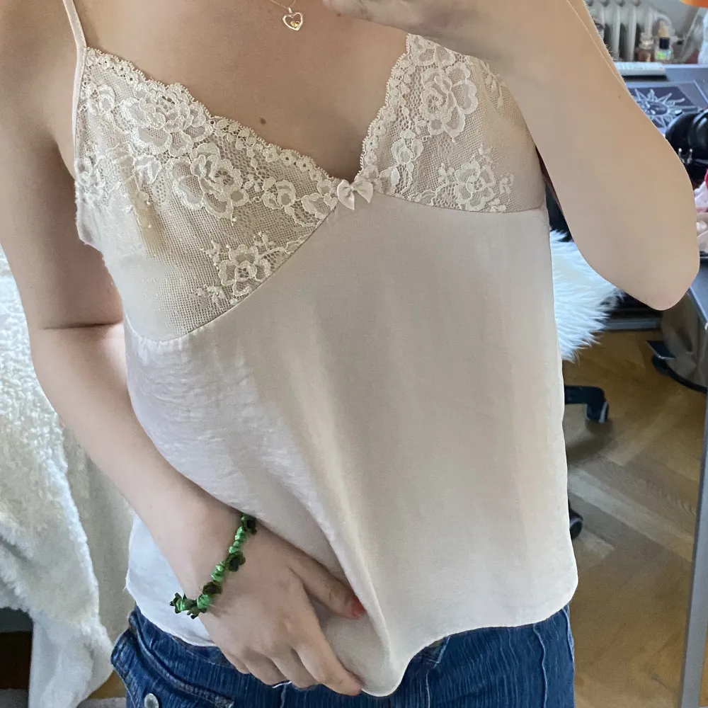 Cute top, only used once and is in great condition!😁. Toppar.