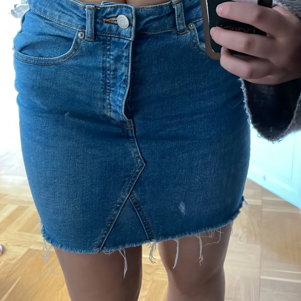 Oanvänd jeans kjol från Gina tricot, stolek 38, sitter mer som 36. . Kjolar.