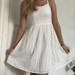 Vit klänning  - Perfekt klänning till student, skolavslutning eller konfirmation!! Aldrig använd och har lappen kvar. 