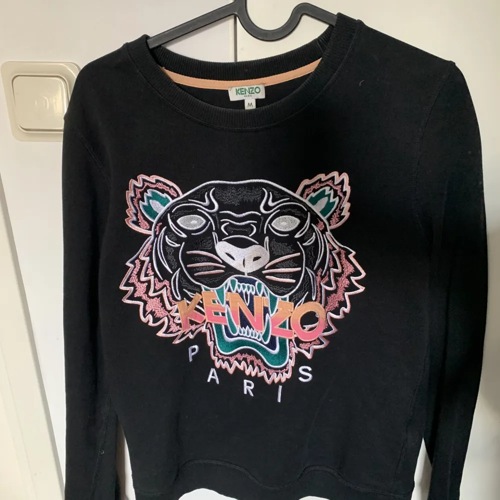 Jag säljer nu min kenzo Paris tröja! Har använt den en gång, därför har den hållt sig i nyskick. Tröjan är köpt för 2000 kronor och säljer den för 600 men kan tänka mig att gå ner lite beroende på snabb affär! Hör av er ☺️. Tröjor & Koftor.