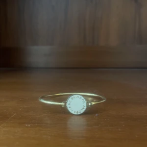 Marc Jacobs-armband - Armband från Marc Jacobs. Finns att hämta i Linné. 