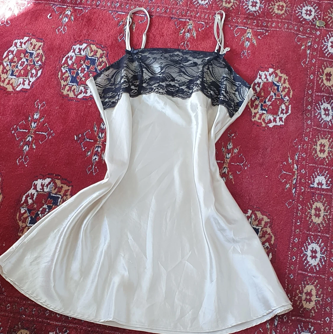 Line satin klånning