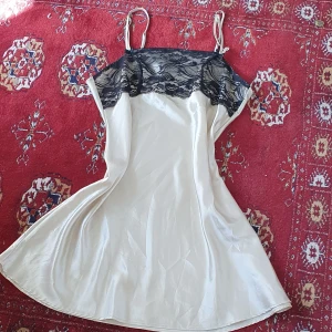 Line satin klånning - Passar m _ l