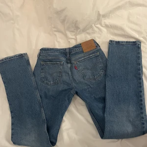 Levis jeans - Säljer dessa svinsnygga lågmidjade Levisjeans i en marinblå tvätt. Använda MAX 5 ggr och de är i storlek 25/33. 