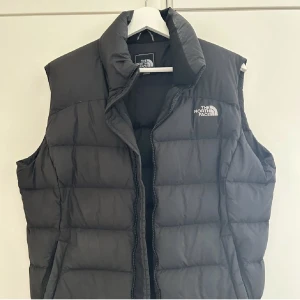 North Face Väst - Äkta Vintage Northface väst  Det står att det är en storlek XL, men jag skulle säga att den passar mer som en Medium ✨